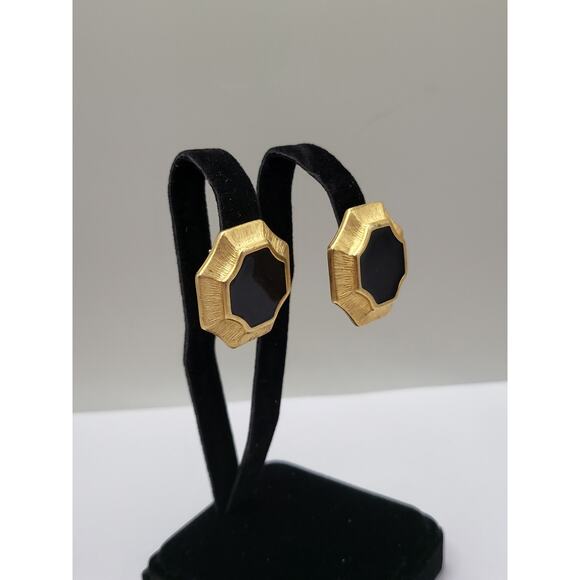 Vintage Trifari Black Enamel Gold Tone Post Earrings Signed Octagon Shape - Picture 3 of 5
